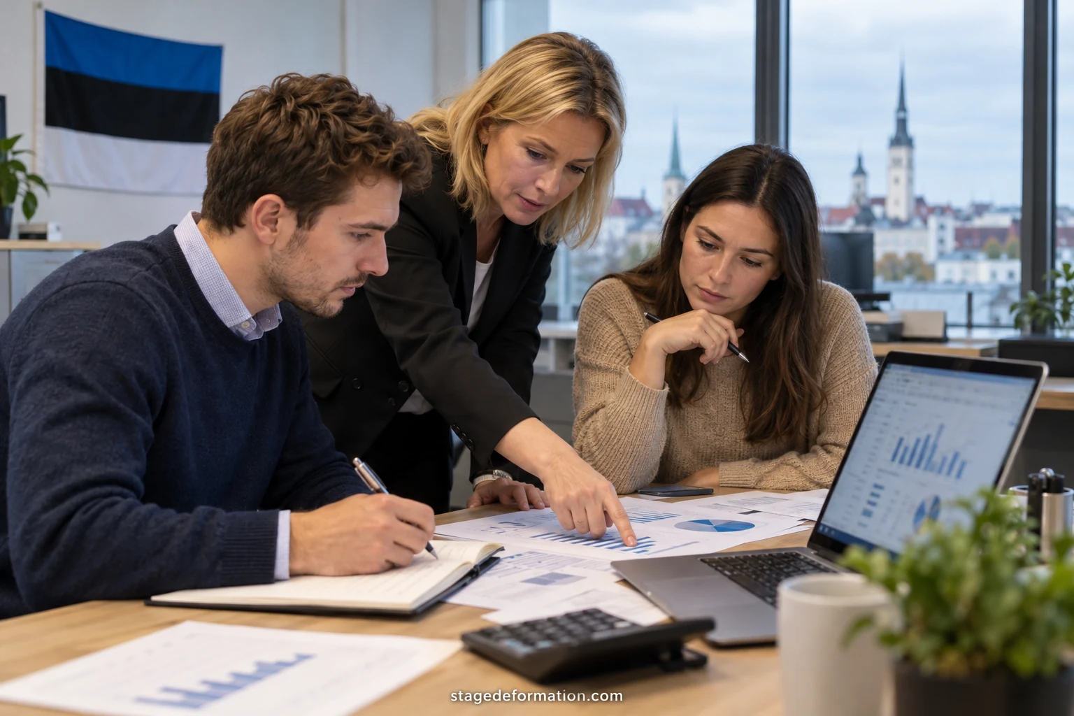 Étudiant en finance analysant des graphiques de taux sur un écran dans un bureau de banque à Tallinn